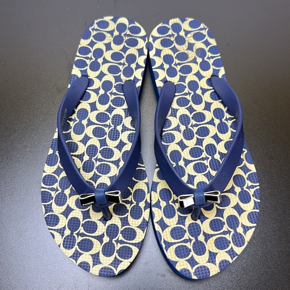 Coach Amel Navy/Tan Thong Flip Flops Size 6 B Silver Bow Detail Signatur… - Picture 2 of 15